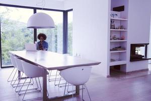 mujer afroamericana en la sala de estar foto