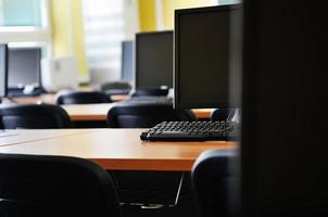 vista de las computadoras del aula foto