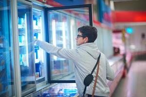 mujer en supermercado foto