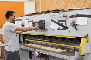 trabajador en una fabrica de muebles de madera foto