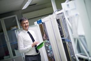 ingeniero de redes que trabaja en la sala de servidores foto