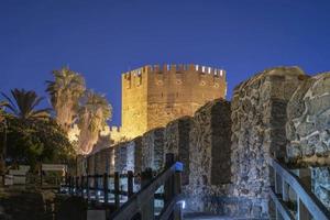 alanya 2022 antalya ciudad nocturna con castillo y mar foto