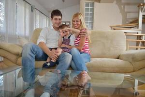 familia en casa usando una tableta foto