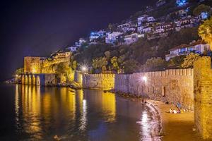 alanya 2022 antalya ciudad nocturna con castillo y mar foto