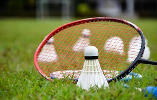 equipos de bádminton al aire libre volantes y raquetas de bádminton, en césped, enfoque suave y selectivo en volantes, concepto de juego de bádminton al aire libre foto