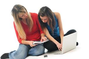 dos chicas jóvenes trabajan en una laptop aislada foto