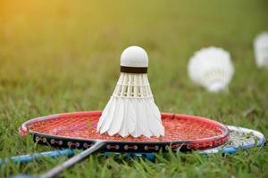 equipos de bádminton al aire libre volantes y raquetas de bádminton, en césped, enfoque suave y selectivo en volantes, concepto de juego de bádminton al aire libre foto