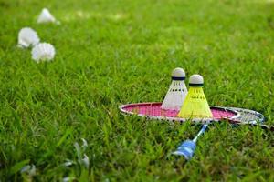 equipos de bádminton al aire libre volantes raquetas. concepto de juego de bádminton al aire libre. foto