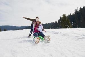 feliz pareja joven divirtiéndose en un espectáculo fresco en vacaciones de invierno foto