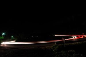 estelas de luz en la noche foto