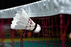 equipos de bádminton al aire libre volantes de plástico blanco y amarillo y raquetas de bádminton, en césped, enfoque suave y selectivo en volantes concepto de juego de bádminton al aire libre foto