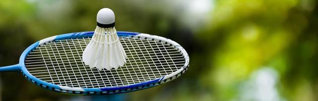 equipos de bádminton al aire libre volantes raquetas. concepto de juego de bádminton al aire libre. foto