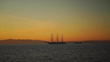 paisaje marino con un hermoso velero en el fondo de la puesta de sol. bahía de amur, vladivostok video