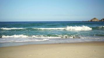 hermoso paisaje marino con una playa de arena. viaje y Turismo video