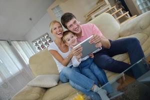 familia en casa usando una tableta foto