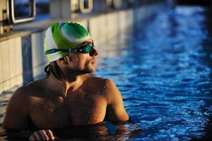 nadador en piscina foto