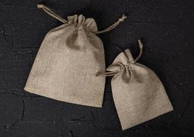 plantilla de maqueta de bolsa de saco de arpillera con espacio de copia para su logotipo o diseño gráfico foto