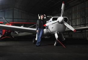 mujer joven con avión privado foto