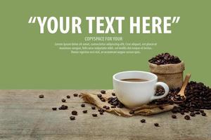 taza de café caliente con granos de café en la mesa de madera y el fondo verde con espacio de copia para su texto. foto