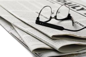 maqueta de periódico de negocios con gafas aislado sobre fondo blanco. foto