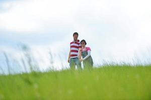 joven pareja romántica en el amor juntos al aire libre foto