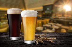vasos de cerveza ligera y cerveza oscura con trigo en la barra del restaurante por la noche, con espacio para copiar foto