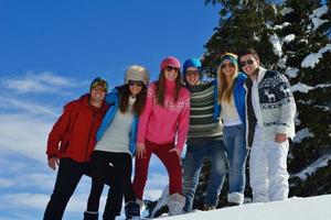 los amigos se divierten en invierno con nieve fresca foto