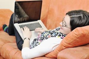 una mujer joven que trabaja en la computadora portátil foto