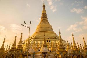 pagoda de shwedagon el lugar de mayor atracción turística en el municipio de yangon de myanmar durante la puesta de sol. foto