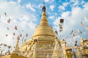La pagoda botataung es una pagoda famosa ubicada en el centro de yangon, myanmar. foto
