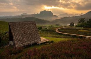 hermosa vista de las montañas de piedra caliza en la escena rural del distrito de chiang dao en la provincia de chiang mai de tailandia durante el amanecer. foto