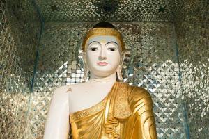 la estatua de buda en estilo birmano ubicada en el área de la pagoda de shwedagon, ciudad de yangon en myanmar. foto