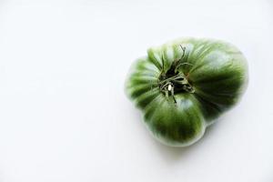 hermoso primer plano de tomate grande sobre un fondo blanco. tomate verde y rojo amarillo brillante aislado. foto