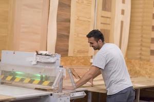 trabajador en una fabrica de muebles de madera foto