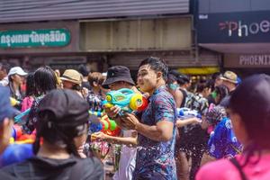 siam square, bangkok, tailandia - 13 de abril de 2019 una breve acción de personas se une a las celebraciones del año nuevo tailandés o songkran en siam square. foto