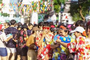 siam square, bangkok, tailandia - 13 de abril de 2019 una breve acción de personas se une a las celebraciones del año nuevo tailandés o songkran en siam square. foto