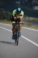 atleta de triatlón montando bicicleta foto