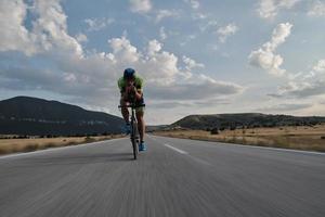 atleta de triatlón montando bicicleta foto