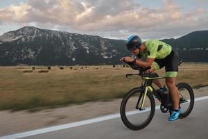 atleta de triatlón montando bicicleta foto