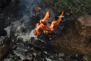 foto de quemadura de fuego rojo pequeño