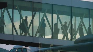phuket, tailandia 22 de noviembre de 2018 - los pasajeros salen del avión a través de la pasarela al aeropuerto video
