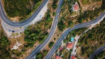 vista aérea de la sinuosa carretera a través de la zona residencial video