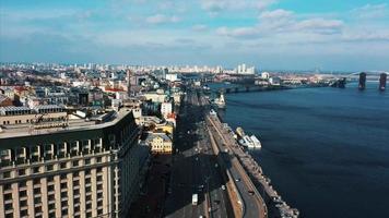 vista aérea de la ciudad costera, puente sobre el mar video