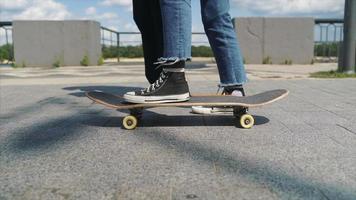 junge und mädchen teenager haben spaß im park mit einem skateboard