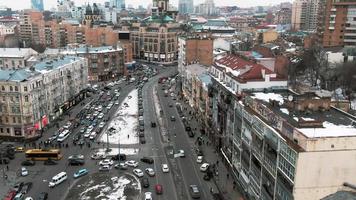 vista aérea de la ciudad nevada de Kyiv o kiev, vista superior de calles y automóviles video