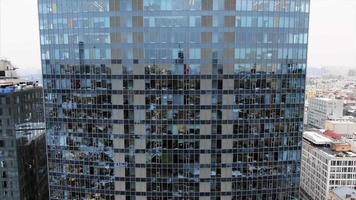 Außenansicht eines modernen Wolkenkratzers mit reflektierenden Glasfenstern video