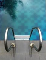 escalera de barras de apoyo en azul la piscina foto