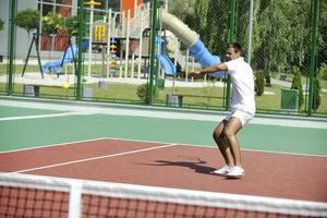 joven jugar al tenis al aire libre foto