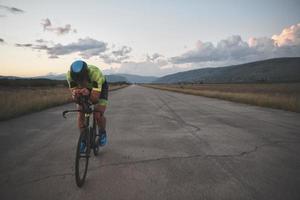 atleta de triatlon andando en bicicleta foto