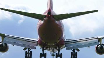 moskau, russische föderation 12. september 2020 - rossiya airlines bpeing 747 nähert sich der landebahn. Blick von der Landebahnfront mit als Masten im Vordergrund video